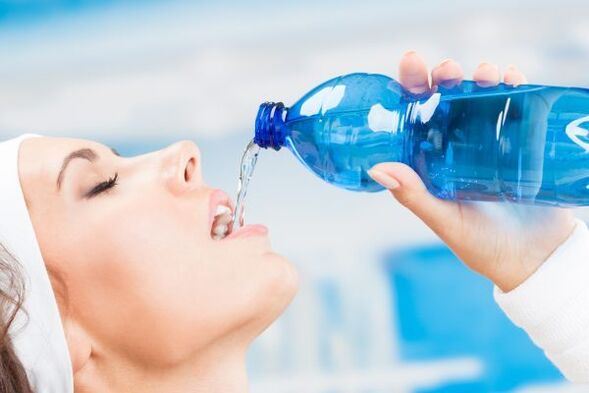Vous pouvez vous débarrasser de 5 kg d'excès de poids en une semaine en buvant beaucoup d'eau. 